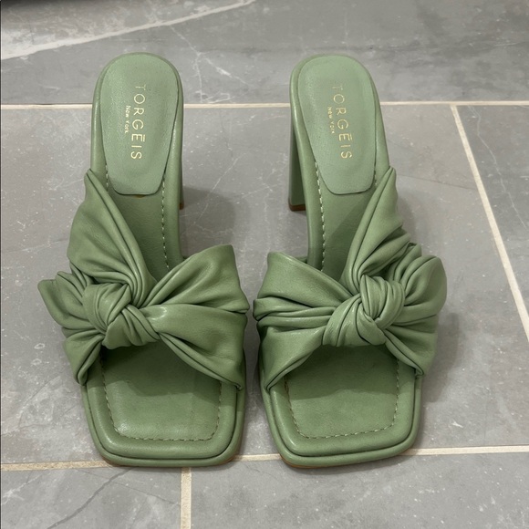 Elegant Women's Green Knotted Heels - Picture 2 of 5